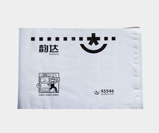 塑料快遞袋使用較多的是用聚乙烯材料做成，具有成本低，使用方便，防水性能好的特點(diǎn)。多用于運(yùn)送文件、單據(jù)、資料、貨物等所包裝用的袋子。又稱為速遞袋、郵寄袋、快遞打包袋。體輕，富有彈性，有良好的抗沖擊性，無毒、無味、防潮、耐腐蝕，環(huán)保性較強(qiáng)，并且回收力度較大。