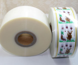 "食品復(fù)合膜是由PE等薄膜材料符合而成， 廣泛適用于包裝、食品、藥品等產(chǎn)品，具有環(huán)保、無臭無異味、熱封性能好、阻隔性好、遮光性強(qiáng)、耐油、強(qiáng)度高等特點(diǎn)。"