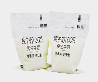牛奶包裝袋是由三層或兩層共擠吹膜機(jī)生產(chǎn)而成。 成品膜印刷效果好，保香阻氧，安全衛(wèi)生，低碳環(huán)保，耐擠壓刺穿性強(qiáng)。