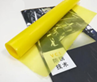 本公司采用三層共擠吹膜機，由內(nèi)層模體、中層模體、外層膜體組成，分別將三層共擠的膜體配方進行配比，配三種不同屬性的合金擠出機，配套合適的高精度模具和德系風環(huán)，均勻混合擠出，一次性吹制的薄膜。本公司設備吹制的防銹膜在不破損的情況下，使用壽命長，防銹能力強，成本低等特點。